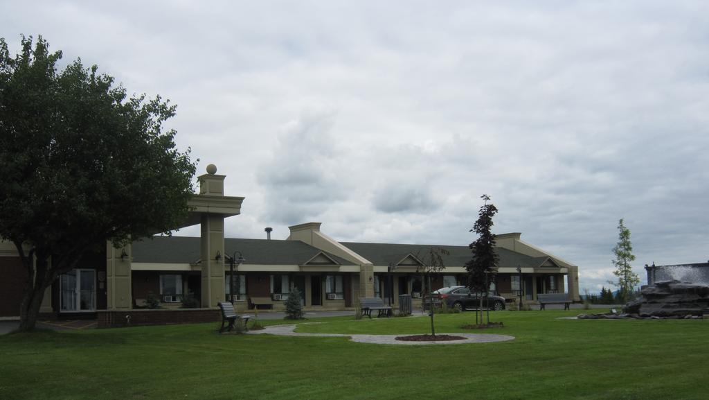 Hotel Motel Le Quiet Lac-Mégantic Zewnętrze zdjęcie